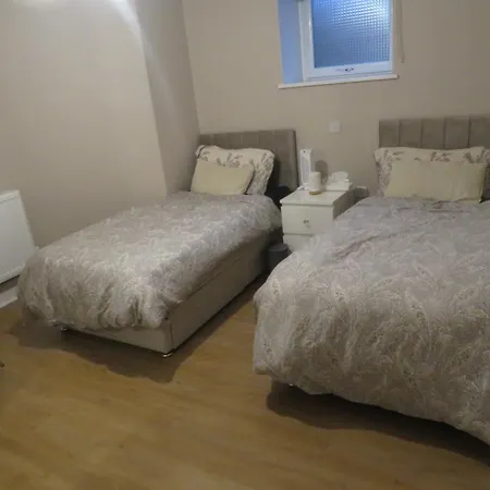 Kosher Flat In The Heart Of Salford Surounded With Beautiful Parkss