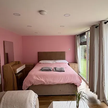 Private Garden Apartment *