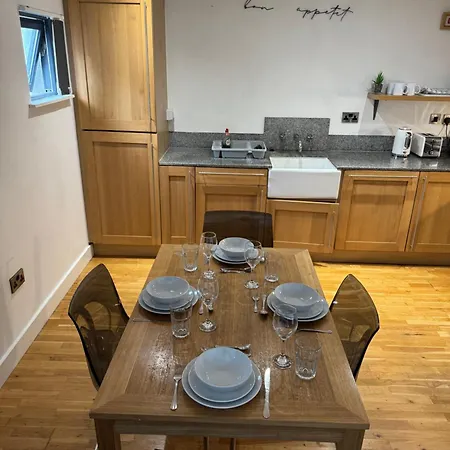 Centre Flat Available For Bookings Of 2 Weeks Or Apartment Manchester