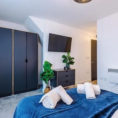 New Trafford Loft - Free Parking Apartment