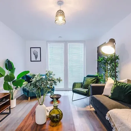New Trafford Loft - Free Parking *