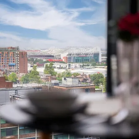 2 Bed Old Trafford Flat Skyline Views Apartment *