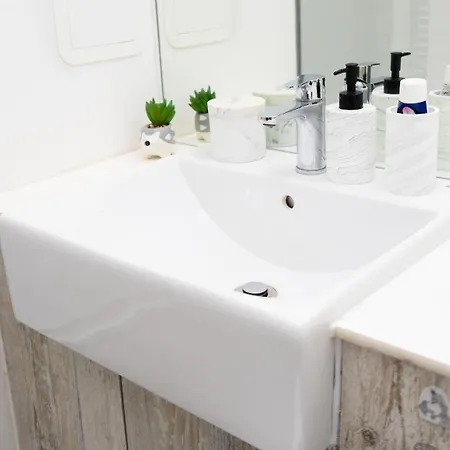 Elegant 1-bed By Victoria Stn & Ao Arena-sleeps 4 *