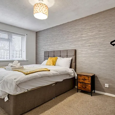 Pass The Keys Beautiful 2bed House Near Etihad Stadium & Coop Arena Casa de Férias