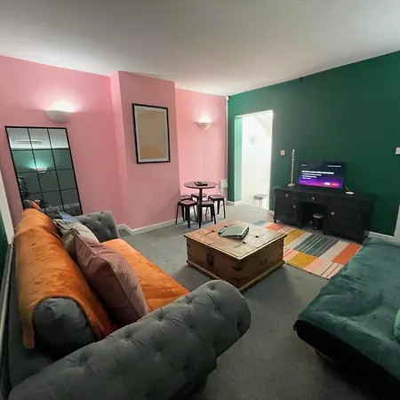 The Hive 2-bed With Kitchen And Private Bathroom In Lively Monton Village - Sleeps 4 - Free Wifi - Parking Nearby Апартаменты *