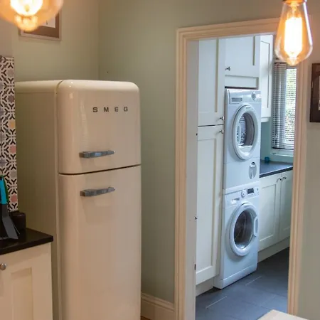 Whalley Range Gem: Elegant 3-bed Edwardian Nyaraló *