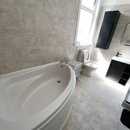 Modern For Short In Salford, Plab Samson Gæstehus