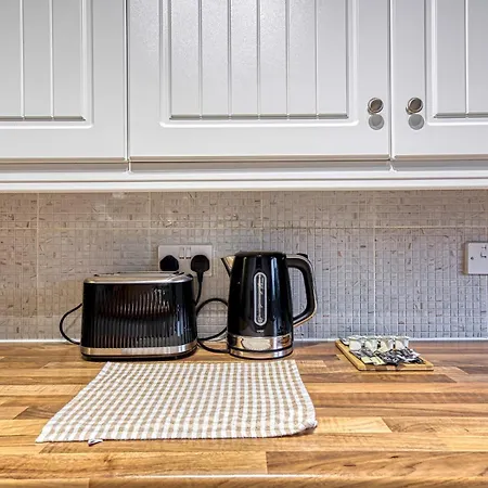 Pass The Keys Beautiful 2bed House Near Etihad Stadium & Coop Arena