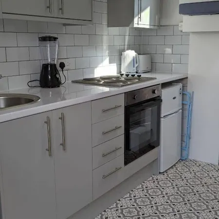 The Hive 2-bed With Kitchen And Private Bathroom In Lively Monton Village - Sleeps 4 - Free Wifi - Parking Nearby 맨체스터