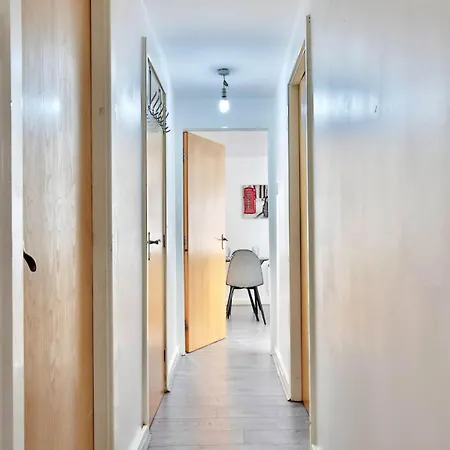 View - Free Parking - Sleeps 6 - Near Centre - By Nmb *