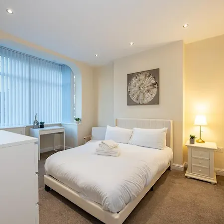 Windmill House- Close To Motorway & Co-op Live