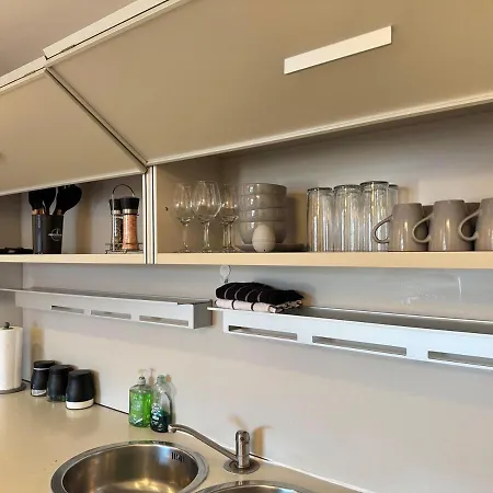 Modern 2 Bed Center Apartment *