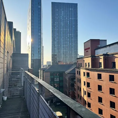 Modern 2 Bed Center Apartment *