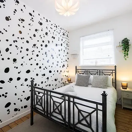 בית נופש Winslow House- Close To Coop Etihad & Free Parking