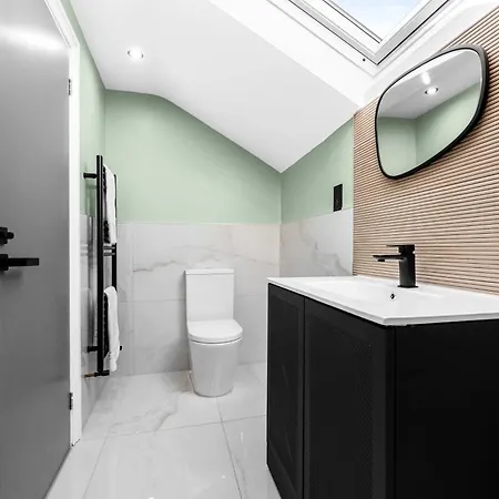 Sleeps 14 The Old Trafford Family Zen By Genesis Living Манчестер