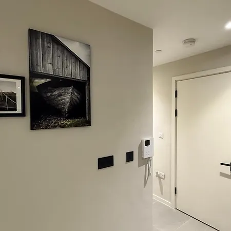 Modern City Centre Apartment With Balcony Plus Skyline Views *