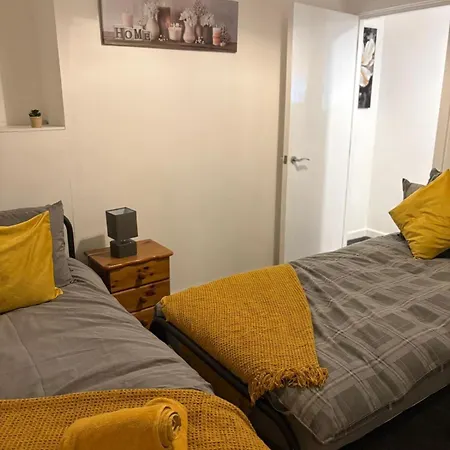 Charming 1br Garden Retreat Near Downtown Mánchester