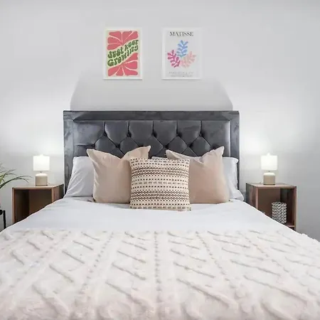 Sleeps 5 In Prime Spot Amenities Walking Distance, Business Long-term Travel, Contractor Friendly * Manchester