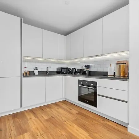 Sleeps 5 In Prime Spot Amenities Walking Distance, Business Long-term Travel, Contractor Friendly