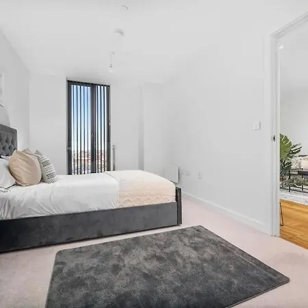 Sleeps 5 In Prime Spot Amenities Walking Distance, Business Long-term Travel, Contractor Friendly Manchester