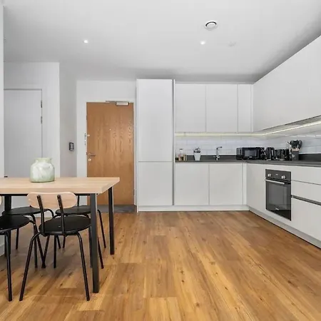 Sleeps 5 In Prime Spot Amenities Walking Distance, Business Long-term Travel, Contractor Friendly Apartment *