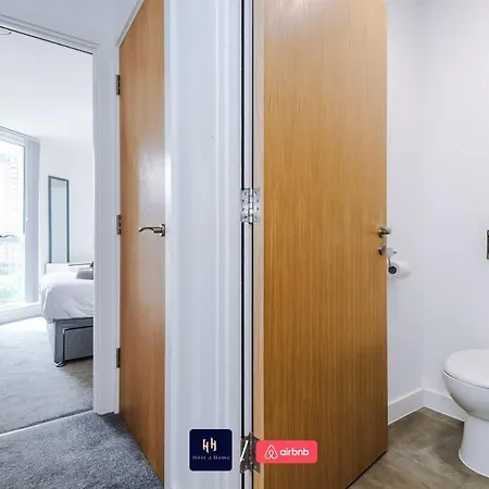 Apartamento Elegant 1br In Salford, Balcony, Wifi, Kitchen *