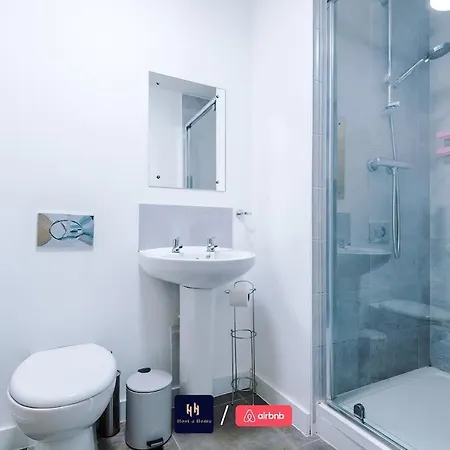 Elegant 1br In Salford, Balcony, Wifi, Kitchen * Mánchester