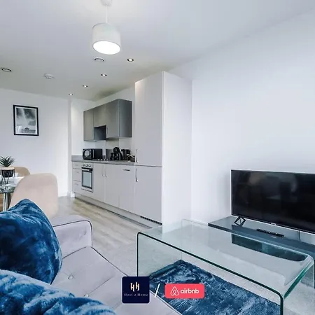 Apartment Elegant 1br In Salford, Balcony, Wifi, Kitchen *
