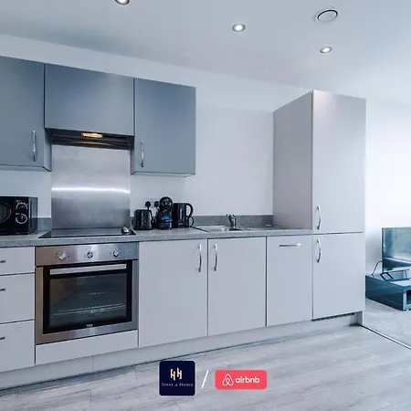 Elegant 1br In Salford, Balcony, Wifi, Kitchen