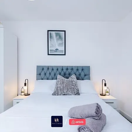 Elegant 1br In Salford, Balcony, Wifi, Kitchen * Mánchester