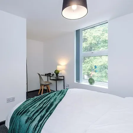 Spacious 4br House, Sleeps 8, Parking, Full Kitchen, Ideal For Groups, Family, Contractors マンチェスター