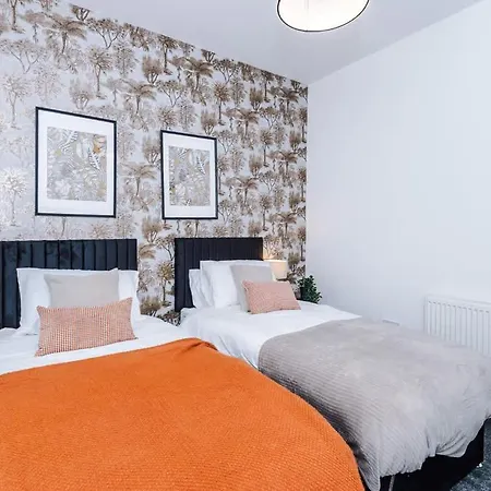 Spacious 4br House, Sleeps 8, Parking, Full Kitchen, Ideal For Groups, Family, Contractors 別荘