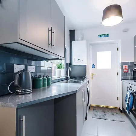 別荘 Spacious 4br House, Sleeps 8, Parking, Full Kitchen, Ideal For Groups, Family, Contractors *