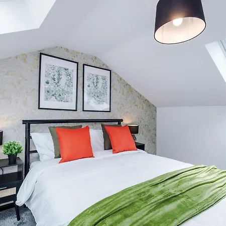 Spacious 4br House, Sleeps 8, Parking, Full Kitchen, Ideal For Groups, Family, Contractors * マンチェスター