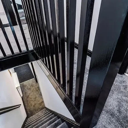 Spacious 4br House, Sleeps 8, Parking, Full Kitchen, Ideal For Groups, Family, Contractors 別荘 *