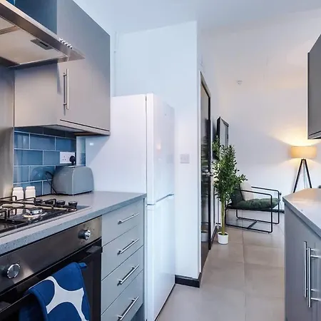 Spacious 4br House, Sleeps 8, Parking, Full Kitchen, Ideal For Groups, Family, Contractors マンチェスター