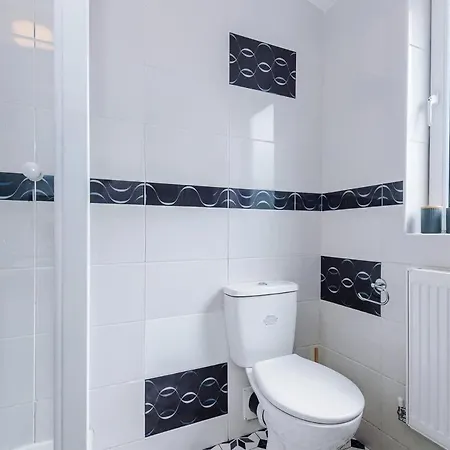 Spacious 4br House, Sleeps 8, Parking, Full Kitchen, Ideal For Groups, Family, Contractors 別荘