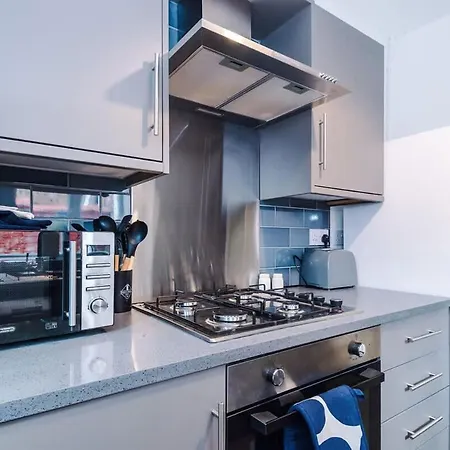 Spacious 4br House, Sleeps 8, Parking, Full Kitchen, Ideal For Groups, Family, Contractors 別荘 *