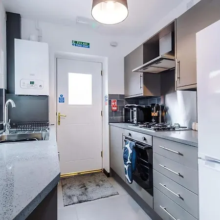 Spacious 4br House, Sleeps 8, Parking, Full Kitchen, Ideal For Groups, Family, Contractors *