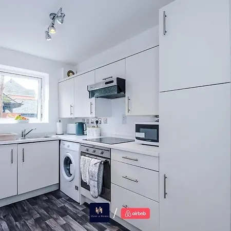 Comfy 1br In Salford, Kitchen, Wifi And Parking