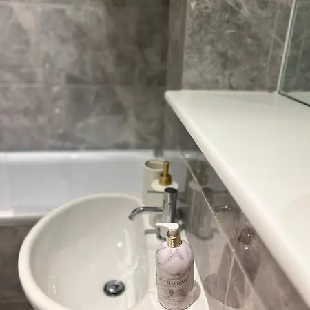 Modern Next To Ao Arena - Parking - Local Attractions