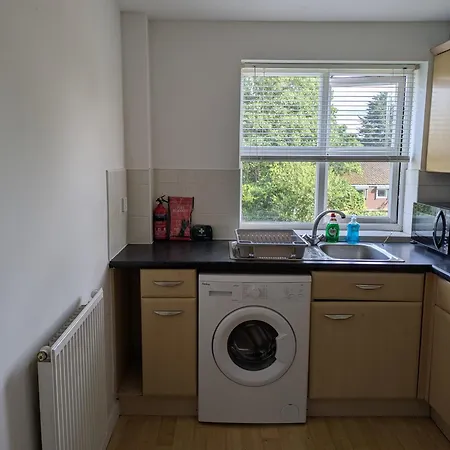 Comfortable And Peaceful 2 Bedroom Flat With Shared Bathroom And Kitchen Close To Airport Manchester