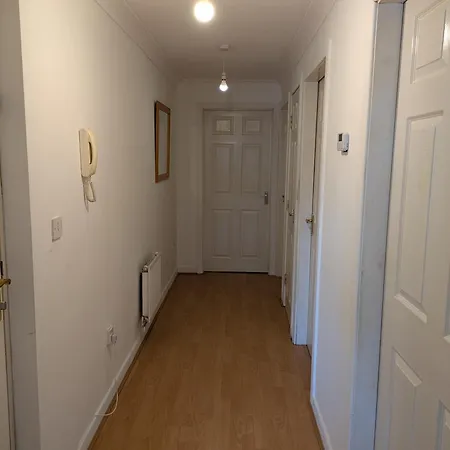 Comfortable And Peaceful 2 Bedroom Flat With Shared Bathroom And Kitchen Close To Airport Alloggio in famiglia Manchester