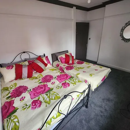 Charming Tudor White House Free Wifi *