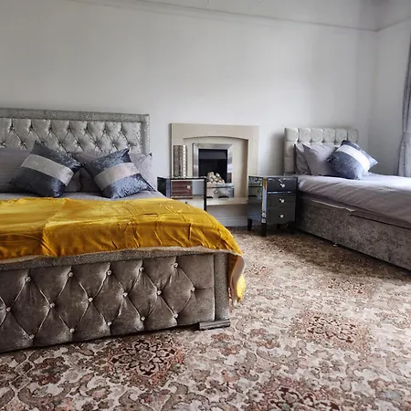 Charming Tudor White House Free Wifi Casa de Férias Manchester