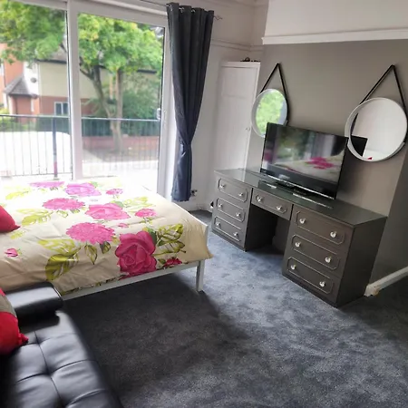 Casa de Férias Charming Tudor White House Free Wifi Manchester