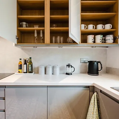 Bright 4br With Garden With Free Parking And Sleeps Up To 9 Lägenhet