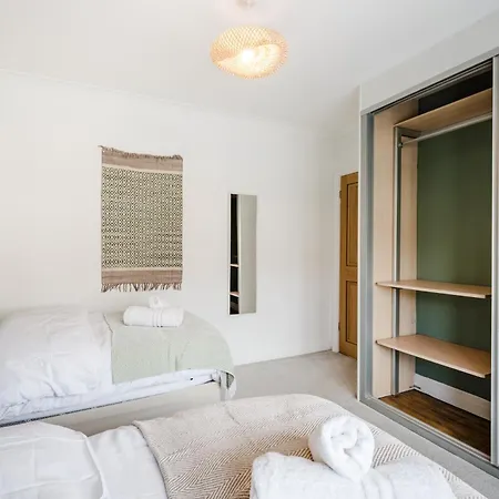 Bright 4br With Garden With Free Parking And Sleeps Up To 9 Apartment