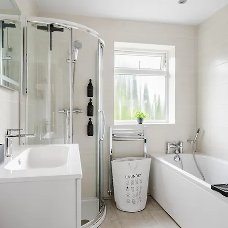 Lägenhet Bright 4br With Garden With Free Parking And Sleeps Up To 9