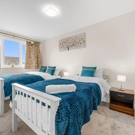 4 Bedroom House In *